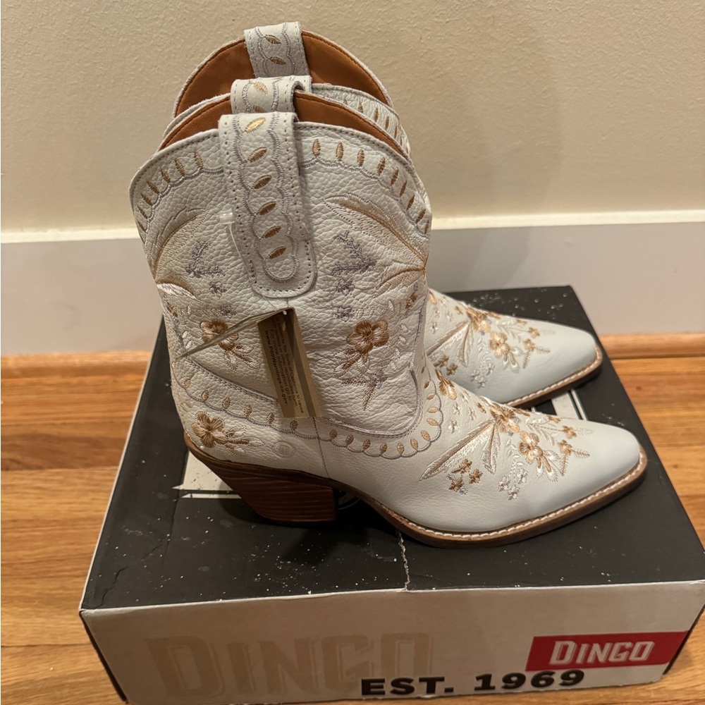 Dingo Primrose Women's White Western Boots Embroidered Floral NWB 8